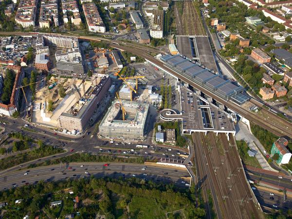 Der Bahnhof Südkreuz aus der Luft fotografiert.