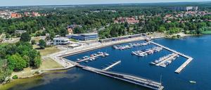 Motor- und Segelboote liegen im Stadthafen von Senftenberg im Lausitzer Seenland (Luftaufnahme mit einer Drohne). Der Senftenberger See liegt mitten im Lausitzer Seenland.