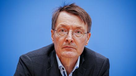 Bundesgesundheitsminister Karl Lauterbach (SPD) will die überfüllten Praxen entlasten (Archivbild).