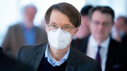 Wer gegen die Maskenpflicht verstößt, soll 150 Euro bezahlen, fordert der SPD-Politiker Karl Lauterbach.