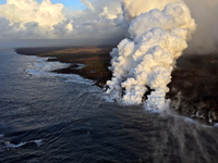 Die Lava des Kilauea-Vulkans fließt auf Hawaii ins Meer.