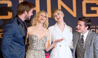 Mit ihren US-Kollegen Liam Hemsworth (links), Elizabeth Banks und Josh Hutcherson hatte Jennifer Lawrence sichtlich Spaß auf dem Teppich des Cinestar am Potsdamer Platz.