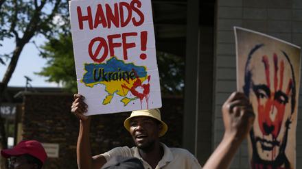 Menschen, die die Ukraine unterstützen, protestieren vor dem Dirco (OR Tambo) Building in Pretoria, Südafrika.