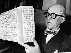 Le Corbusier (1887 bis 1965), bürgerlich Charles-Édouard Jeanneret-Grism war Architekt, Architekturtheoretiker, Stadtplaner, Maler, Zeichner, Bildhauer und Möbel-Designer. 