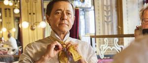 „Kneipier“ Vincent Moissonnier bindet sich am letzten Öffnungstag seines legendären Restaurants die Fliege. 