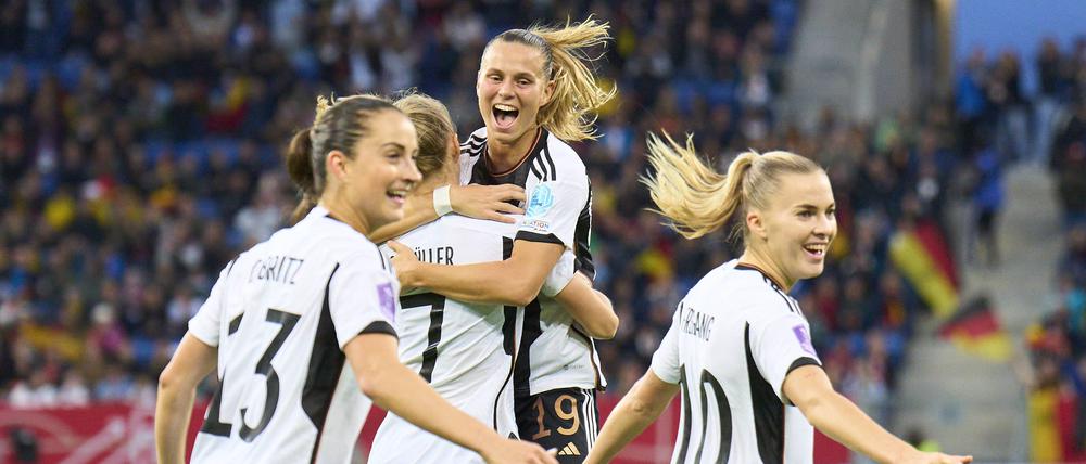 Die deutschen Fußballerinnen feiern gegen Wales einen deutlichen 5:1-Sieg. 