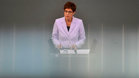 Verteidigungsministerin Annegret Kramp-Karrenbauer spricht im Bundestag.
