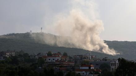 Rauch steigt nach einem Angriff über dem Libanon auf.