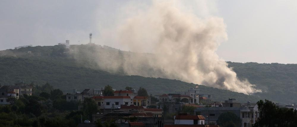 Rauch steigt nach einem Angriff über dem Libanon auf.