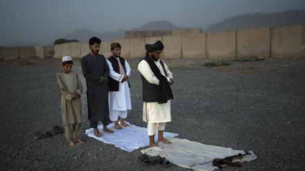 Vor der Herrschaft der Taliban wollen Zehntausende aus Afghanistan fliehen. 