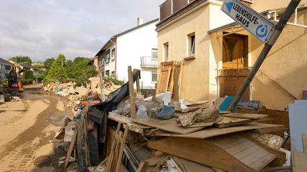 19.07.2021, Rheinland-Pfalz, Sinzig: Ein geknickter Wegweiser weist zum Lebenshilfe-Haus in Sinzig. In der Behinderteneinrichtung waren durch das Hochwasser zwölf Menschen ums Leben gekommen. Foto: +++ dpa-Bildfunk +++