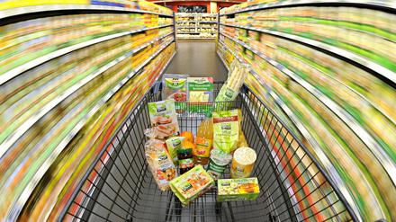 Ein Einkaufswagen mit Lebensmitteln wird am 04.05.2011 durch einen Supermarkt geschoben.