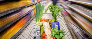 Ein mit Lebensmittel gefüllter Einkaufswagen wird durch einen Supermarkt geschoben. (Archivfoto)