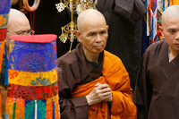 Der vietnamesische Zen-Meister Thich Nhat Hanh (Mitte) in Vietnam 2007