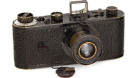 Aktuell für 2,4 Millionen Euro auf einer Auktion in Wien verkauft. Eine der ersten Kameras aus der 0-Serie der handgefertigten Leica-Modelle.
