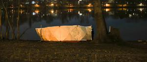 Fahrzeuge der Polizei stehen am Ufer des Weißen Sees in Berlin-Pankow. Am Ufer des Sees wurden zwei Leichen gefunden. Es soll sich um eine Frau und ein Kleinkind handeln, teilte die Polizei mit. 