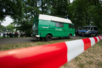 Ein Polizeiwagen steht am 13.06.2015 in Berlin im Treptower Park. Dort hatten am frühen Morgen Spaziergänger eine Leiche gefunden. Die Mordkommission ermittelt.