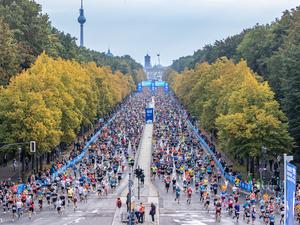 25.09.2022, Berlin: Leichtathletik: Marathon, Entscheidung(en) Marathon. Die Läufer der ersten Welle starten auf der Straße des 17. Juni zum BMW Berlin Marathon. Foto: Andreas Gora/dpa +++ dpa-Bildfunk +++