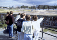 Und so sah es früher hier aus. Schau an, da drüben, das ist doch .... der Leipziger Platz! Diese Aufnahme, fotografiert von den ollen Holzpodesten an der Mauer, entstand in West-Berlin, mit Blick auf die Leipziger Straße. 2014 wird der Platz fast wieder komplett sein.