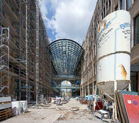 Hier wird noch kräftig gebaut. Ein Blick auf die glasüberdachte Passage aus der Leipziger Straße.