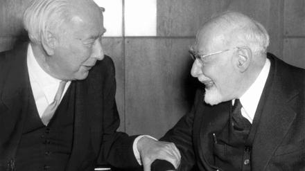 Rabbiner Leo Baeck (r) im Gespräch mit dem damaligen Bundespräsidenten Theodor Heuss während einer Feierstunde anläßlich des 750. Todestags des jüdischen Religionsphilosophen M. Maimonides. 