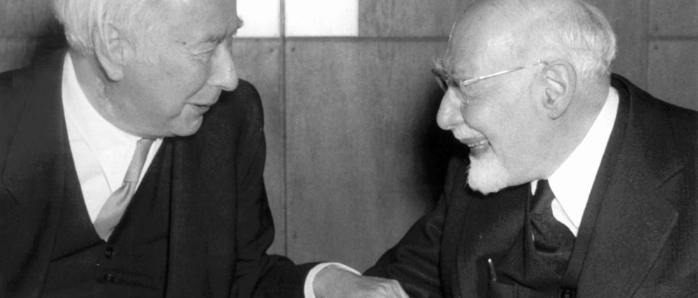 Rabbiner Leo Baeck (r) im Gespräch mit dem damaligen Bundespräsidenten Theodor Heuss während einer Feierstunde anläßlich des 750. Todestags des jüdischen Religionsphilosophen M. Maimonides. 