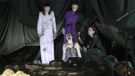 Schlammschlacht. Die „Antigone“-Darstellerinnen lassen von Sophokles’ Tragödie nicht viel übrig.