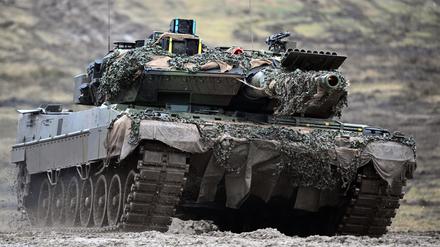 Die ukrainischen Streitkräfte haben aus Deutschland 18 moderne Kampfpanzer Leopard 2A6 für die Abwehr des russischen Angriffs auf ihr Land erhalten. 