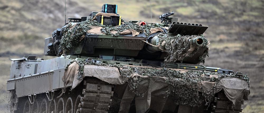 Die ukrainischen Streitkräfte haben aus Deutschland 18 moderne Kampfpanzer Leopard 2A6 für die Abwehr des russischen Angriffs auf ihr Land erhalten. 