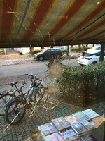 So sah die Schaufensterscheibe der Buchhandlung Leporello in Neukölln-Rudow im Dezember 2016 nach dem Steinwurf aus.