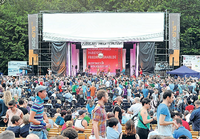 Am 13. August kann beim LesBiSchwulen Parkfest wieder auf dem Gelände des Freiluftkinos im Volkspark Friedrichshain gefeiert werden. 