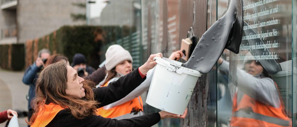 Klimaaktivist:innen haben am Samstagmorgen in Berlin die Glasskulptur „Grundgesetz 49“ nahe dem Bundestagsgebäude beschmiert. 