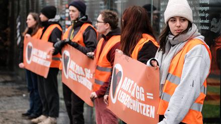 Kontrovers: Aktivistinnen und Aktivisten der Letzten Generation, hier nach dem Beschmieren von Grundgesetztafeln in Berlin im März.