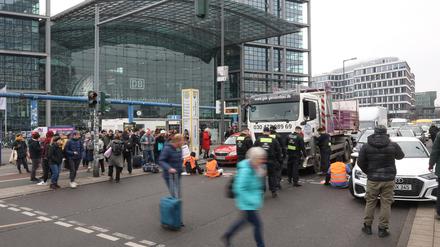 Klimaschutzaktivisten der „Letzten Generation“ blockieren die Invalidenstraße auf Höhe des Hauptbahnhofs.