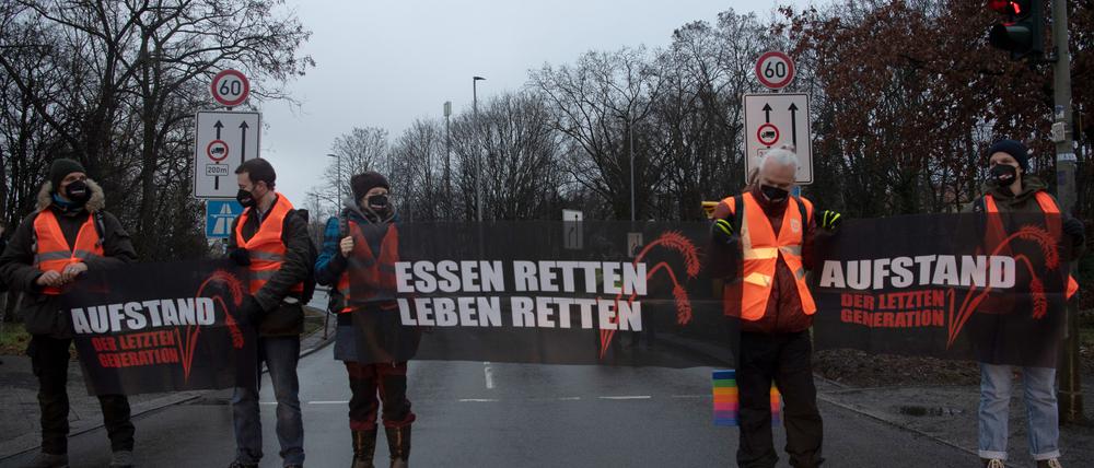 Aktivisten der Gruppe „Letzte Generation“ blockieren in Steglitz die Zufahrt zur Stadtautobahn. 