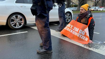  Klimaaktivisten blockierten am Montag den Tempelhofer Damm.