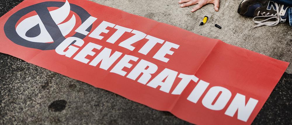  Ein Aktivist der Gruppe «Letzte Generation», der seine Hand selbst auf der Straße festgeklebt hat. 