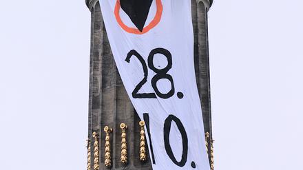 Die „Letzte Generation“ hat am Freitag ein Banner an der Siegessäule befestigt. 