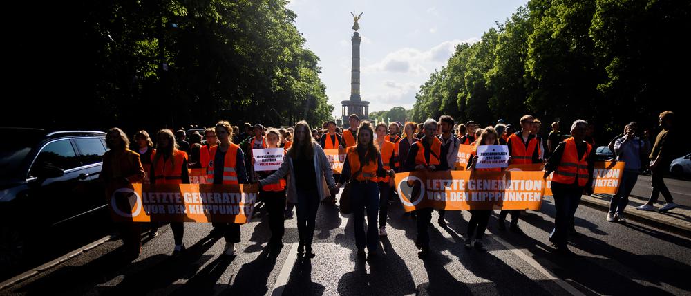 Der Zug einer Demonstration der Letzten Generation geht von der Siegessäule in Berlin