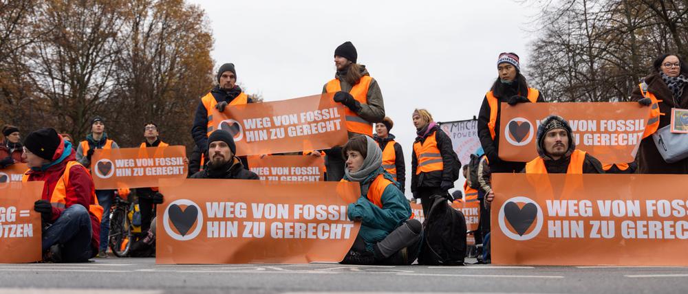 Mitglieder der Letzten Generation demonstrieren in Berlin.