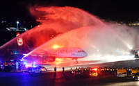 Die letzte Maschine der Fluggesellschaft Air Berlin wird von der Feuerwehr auf dem Rollfeld mit Wasserfontänen empfangen.