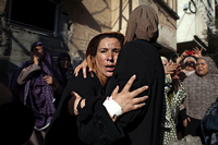 Trauernde Frauen im Hafen von Gaza-Stadt während des Gaza-Krieges 2014.