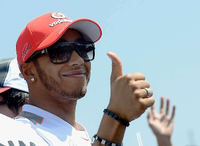 Da reckt er die Faust. Lewis Hamilton ist am Ziel seiner Wünsche - für dieses Jahr.