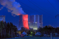 Alarmstufe Rot: Aus Protest haben Kohlefreunde das Vattenfall-Kraftwerk Schwarze Pumpe am Freitagabend rot angestrahlt.