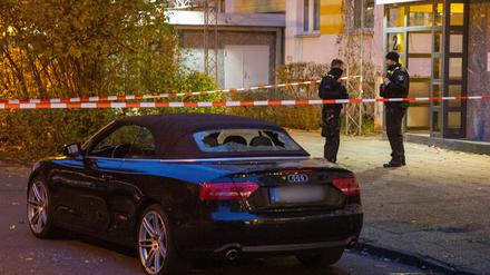 Ein Autofahrer ist durch Schüsse in Berlin-Lichtenberg schwer verletzt worden. Foto: Paul Zinken/dpa