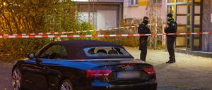 Ein Autofahrer ist durch Schüsse in Berlin-Lichtenberg schwer verletzt worden. Foto: Paul Zinken/dpa