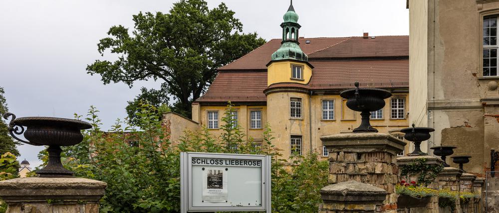 «Schloss Lieberose» steht auf einem Schild vor dem Schlossgebäude in Lieberose. Eine Mutter aus Bosnien mit vier Kindern hat wenige Tage nach ihrem Umzug nach Lieberose aus Angst vor rassistischen Angriffen den Spreewald-Ort wieder verlassen.