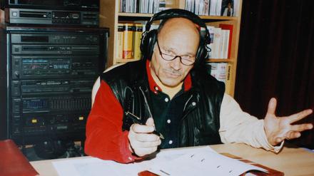 Berliner Liedtexter Dieter Schneider in seiner Wohnung im Berliner Stadtteil Weißensee. 