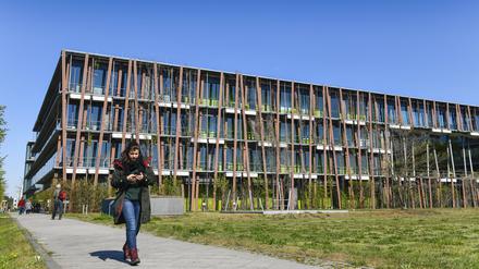 Das Institut für Physik der HU – mit bepflanzter Fassade.