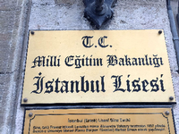 Das Schild der Lisesi Schule in Istanbul.